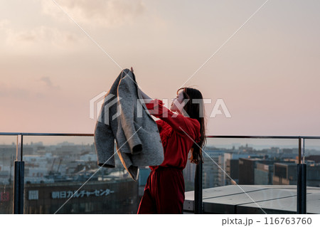 夕焼けを眺める女性 夕焼けを眺める女性 116763760