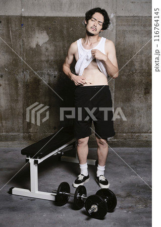 ジムでトレーニングをする若い男性 116764145