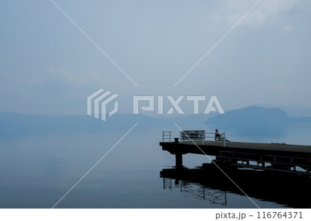 霧に包まれる幻想的な風景 霧に包まれる幻想的な風景 116764371