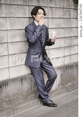 屋外でタバコを吸う男性 屋外でタバコを吸う男性 116764749