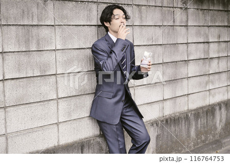 屋外でタバコを吸う男性 屋外でタバコを吸う男性 116764753