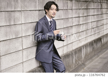 屋外でタバコを吸う男性 屋外でタバコを吸う男性 116764762