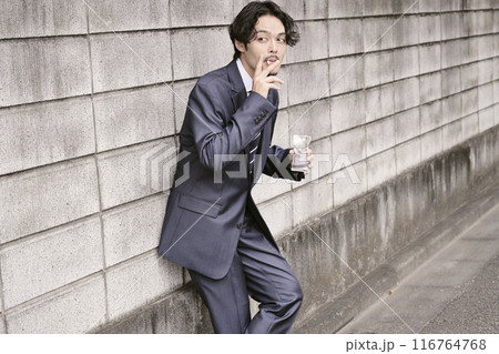 屋外でタバコを吸う男性 116764768