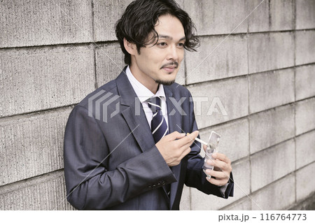 屋外でタバコを吸う男性 屋外でタバコを吸う男性 116764773