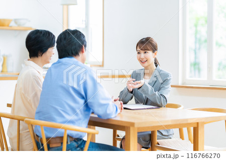 家でコンサルタントに相談するミドルの夫婦 家でコンサルタントに相談するミドルの夫婦 116766270