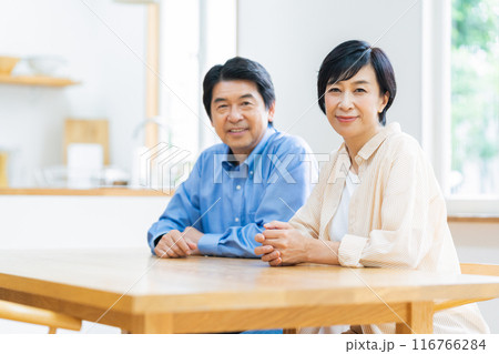 ダイニングでくつろぐミドルの夫婦 116766284