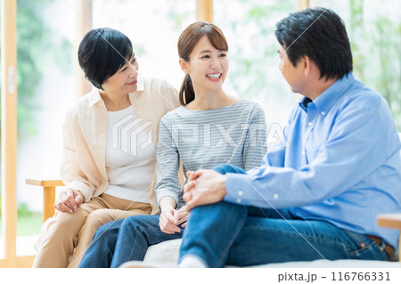 リビングでくつろぐ家族 116766331