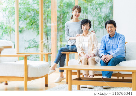 リビングでくつろぐ家族 リビングでくつろぐ家族 116766341