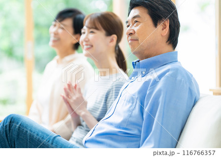 リビングでくつろぐ家族 116766357