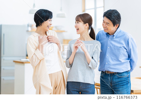 リビングでくつろぐ家族 116766373