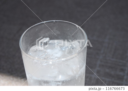 グラスに入った氷水 116766673