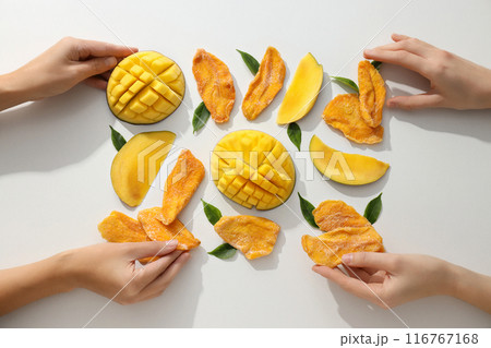 Dried mango chips with fresh sliced mango 116767168