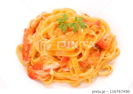 カニ風味のトマトクリームパスタ　カニカマ使用　明るい背景 116767490