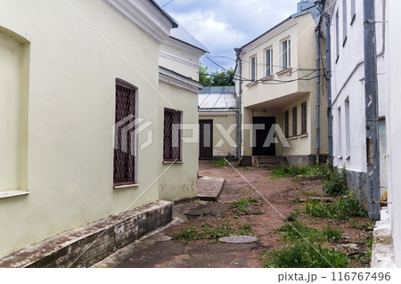 town background, provincial courtyard among old buildings 116767496