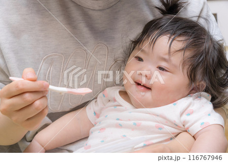 【離乳食を食べる髪を結んだ赤ちゃん】 【離乳食を食べる髪を結んだ赤ちゃん】 116767946