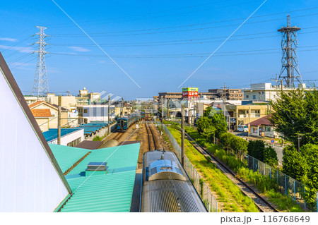 日本の寒川都市景観 7月。JR相模線　寒川駅前やJR相模線新型車両E131系電車などを望む＝21日 116768649