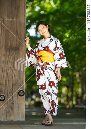 浴衣の若い女性 116768847
