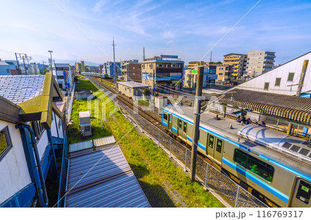 日本の寒川都市景観 7月。JR相模線　寒川駅やJR相模線新型車両E131系電車などを望む＝21日 116769317