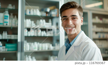 薬局で働く笑顔の若い白人の男性薬剤師 116769367