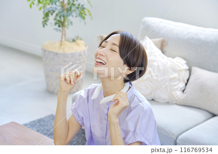 リビングでアイスネックリングを使う女性 116769534