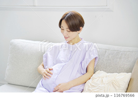 リビングで笑顔の高齢妊娠をした妊婦 116769566