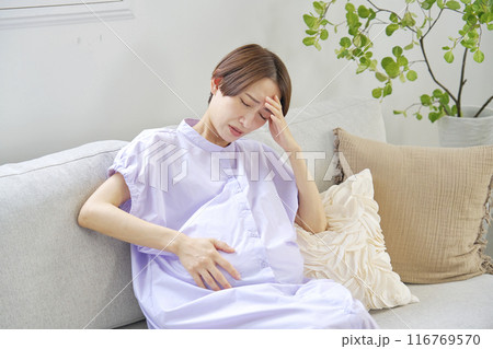 陣痛を感じる高齢妊娠をした妊婦 116769570