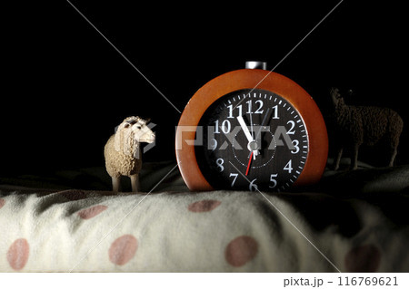 目覚まし時計と羊で睡眠イメージ 目覚まし時計と羊で睡眠イメージ 116769621