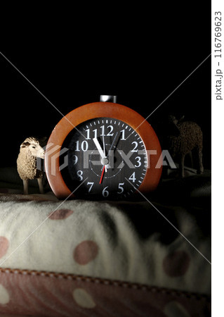 目覚まし時計と羊で睡眠イメージ 116769623