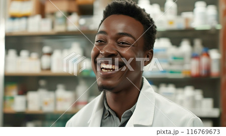 薬局で働く明るい笑顔の黒人の男性薬剤師 116769673