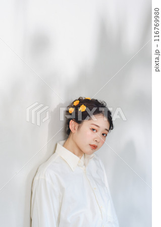 木漏れ日の中でたたずむ女性 木漏れ日の中でたたずむ女性 116769980