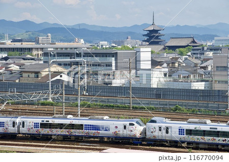 京都、東寺の横を走る特急はるか 116770094