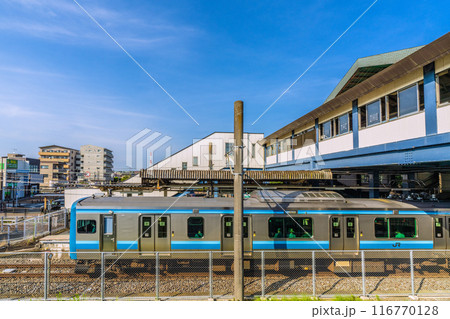 日本の寒川都市景観 7月。JR相模線　寒川駅や停車中の電車などを望む。左奥は北口＝21日 116770128