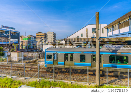 日本の寒川都市景観 7月。JR相模線　寒川駅や停車中の電車などを望む。左奥は北口＝21日 116770129