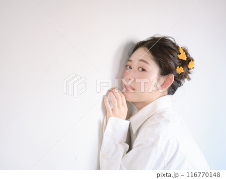 木漏れ日の中でたたずむ女性 木漏れ日の中でたたずむ女性 116770148