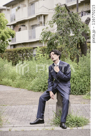 屋外で座っている男性 116770215