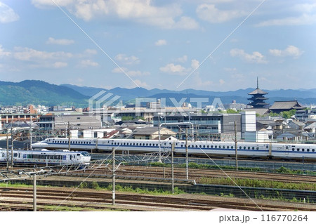 東寺をバックに、京都市内を走る新幹線と関空特急はるか 116770264