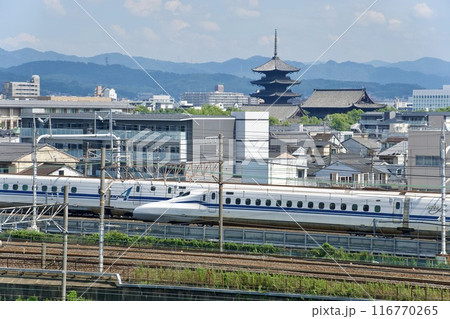 京都市内を走る新幹線 116770265