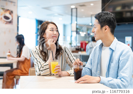 カフェでくつろぐミドルの夫婦　撮影協力：Creadisce（丸善雄松堂株式会社） 116770316