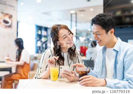 カフェでくつろぐミドルの夫婦 撮影協力:Creadisce(丸善雄松堂株式会社) カフェでくつろぐミドルの夫婦 撮影協力:Creadisce(丸善雄松堂株式会社) 116770319