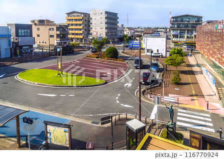 日本の寒川都市景観 JR相模線 寒川駅北口などを望む。寒川神社1500mの標識も=令和6年7月21日 日本の寒川都市景観 JR相模線 寒川駅北口などを望む。寒川神社1500mの標識も=令和6年7月21日 116770924