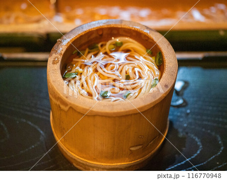 竹の器に入ったそうめん 116770948