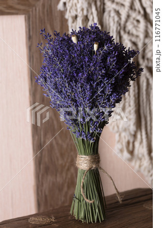 garden bouquet of lavender in the interior 116771045