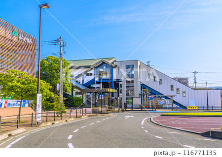 日本の寒川都市景観　JR相模線　寒川駅北口などを望む。寒川神社1500mの標識も＝令和6年7月21日 116771135