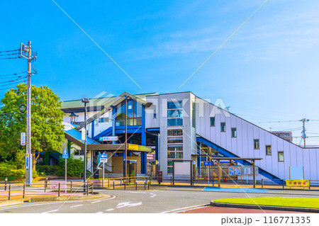 日本の寒川都市景観 JR相模線 寒川駅北口などを望む。寒川神社1500mの標識も=令和6年7月21日 日本の寒川都市景観 JR相模線 寒川駅北口などを望む。寒川神社1500mの標識も=令和6年7月21日 116771335