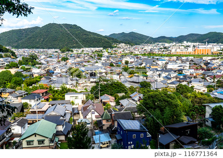 【重要伝統的建造物群保存地区】龍野の街並み　龍野公園から見た初秋の重伝建地区1　兵庫県たつの市 116771364