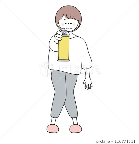 びくびくしながら殺虫剤を前にかまえるショートヘアの女性 116771511