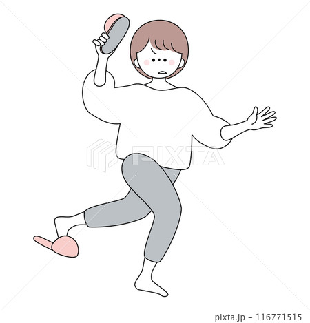 ゴキブリを退治しようと慌ててスリッパをかまえるショートヘアの女性 116771515