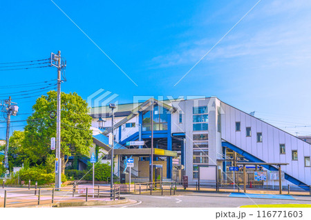 日本の寒川都市景観　JR相模線　寒川駅北口などを望む。寒川神社1500mの標識も＝令和6年7月21日 116771603