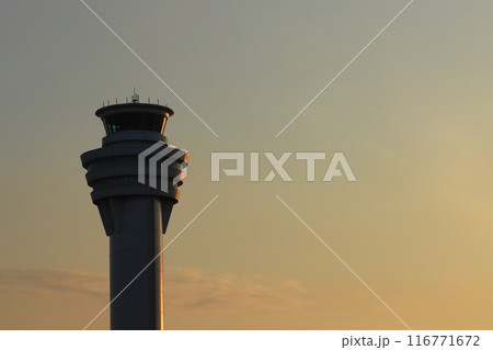 夕焼けに染まる羽田空港の管制塔 116771672