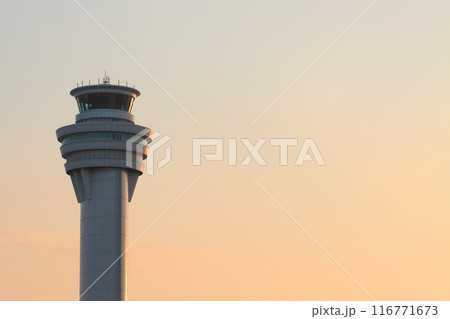 夕焼けに染まる羽田空港の管制塔 夕焼けに染まる羽田空港の管制塔 116771673